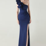 Asymmetrisk satin aftenkjole med flæser og blomster, pyntet med den ene skulder, med flæser og blomster.