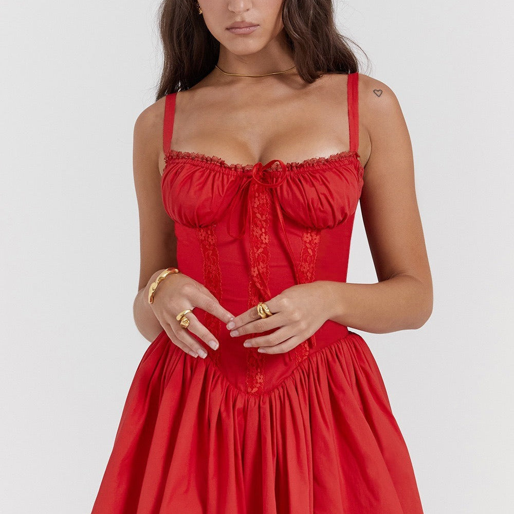 Sexet minikjole med spaghettistropper og blondepaneler, tætsiddende talje