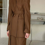 Todelt kontorsæt: brune bukser med V-hals og snørebånd