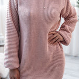 Løstsiddende minikjole med lange ærmer og bådhals i ribstrik