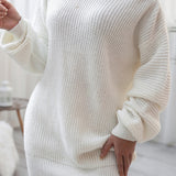 Løstsiddende minikjole med lange ærmer og bådhals i ribstrik