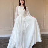 Lang, gennemsigtig kjole med lanterneærmer og perler