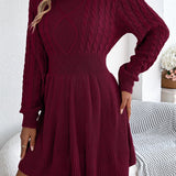 Kraftig strik minikjole med rund hals og snoet talje