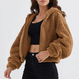 Kort jakke med lynlås og en blød hætte