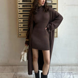 Todelt sæt: strikket tankkjole og tætsiddende lang cardigan