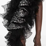 Sort asymmetrisk aftenkjole med mesh-flæser