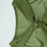 Ærmeløs bodycon minikjole med åben ryg og rynket talje