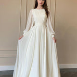 Lang, gennemsigtig kjole med lanterneærmer og perler