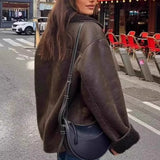 Løstsiddende jakke foret med imiteret fårepels