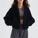 Kort jakke med lynlås og en blød hætte