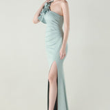 Asymmetrisk satin aftenkjole med flæser og blomster, pyntet med den ene skulder, med flæser og blomster.