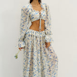 Sæt i to dele: cropped top med firkantet halsudskæring og flæser til at binde foran, joggingbukser med lav talje og en cropped blomstret top med flæser.