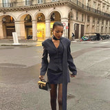 Todelt sæt: stribet blazer med V-hals og tætsiddende nederdel