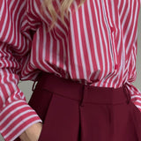 Karakteristisk britisk bluse med røde striber og lange ærmer