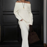 Elegant og minimalistisk off-shoulder maxikjole i ensfarvet strik