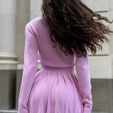 Sexet todelt sæt bestående af en crop top i mesh og en nederdel