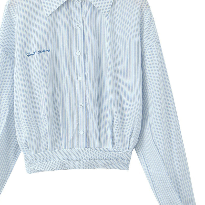 Sæt med stribet langærmet skjorte og højtaljet miniskørt med bindebånd foran