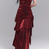 Bordeauxrød asymmetrisk aftenkjole med flæser og tanktop