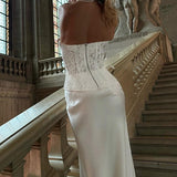 Lang, tætsiddende vintage blondekjole, stropløs og med ben.