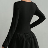 Elegant, figursyet, elastisk minikjole med lange ærmer og flæser