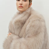 Minimalistisk mellemlang frakke i imiteret pels med opretstående krave