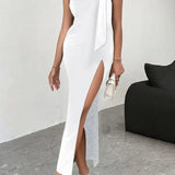 Rygløs aftenkjole med bindedetalje og høj slids