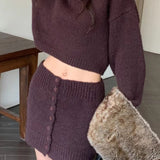 Todelt, cropped, tætsiddende striksæt med rund hals