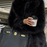 Ensfarvet miljøvenlig frakke i imiteret pels