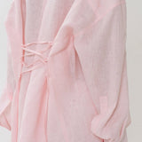 Struktureret lyserød bluse med lange ærmer og bundet talje