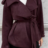 Tyk, varm, ensfarvet ruskindsfrakke med bundet bælte