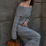 Elegant og minimalistisk off-shoulder maxikjole i ensfarvet strik