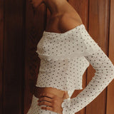 Todelt sæt med polkaprikker og off-shoulder-detaljer