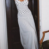 Lang kjole med tynde stropper i polkaprikket blonde og firkantet halsudskæring