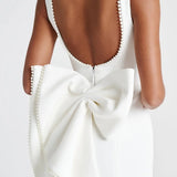 Elegant aftenkjole med sløjfe og tætsiddende snit