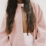 Minimalistisk ruskindsjakke med opretstående krave