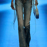 Lavtaljede jeans med svaj og nitter