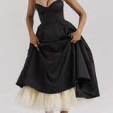 Maxi aftenkjole med V-hals og pufærmer