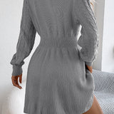 Kraftig strik minikjole med rund hals og snoet talje