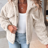 Damefrakke – Oversized pasform – Blød plys-effekt – Lommer med klap – Bred krave