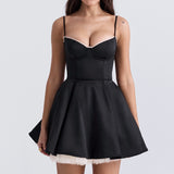 Mini aftenkjole med pufærmer og spaghettistropper