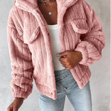 Damefrakke – Oversized pasform – Blød plys-effekt – Lommer med klap – Bred krave