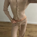 Sexet todelt mesh-sæt, tætsiddende og knappet, med lange ærmer og lav talje