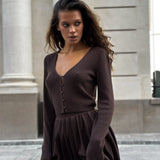 Sexet todelt sæt bestående af en crop top i mesh og en nederdel