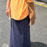 Afslappet marineblå nederdel med blomsterprint og snøre