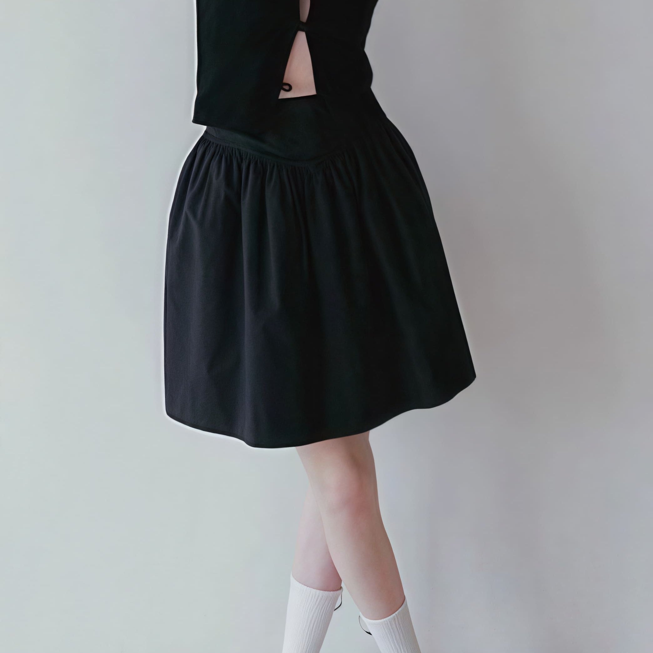 Vintage mini nederdel til ungdom med høj talje, plisseret look og tulipanprint.