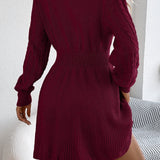 Kraftig strik minikjole med rund hals og snoet talje