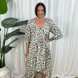 Damekjole - V-hals - Flagrende pasform - 3/4 ærmer - Trendy dyreprint