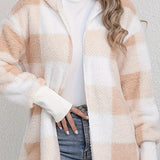 Mellemlang frakke med en blød, ternet hætte