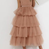 Blå lagdelt aftenkjole i tyl med flæser