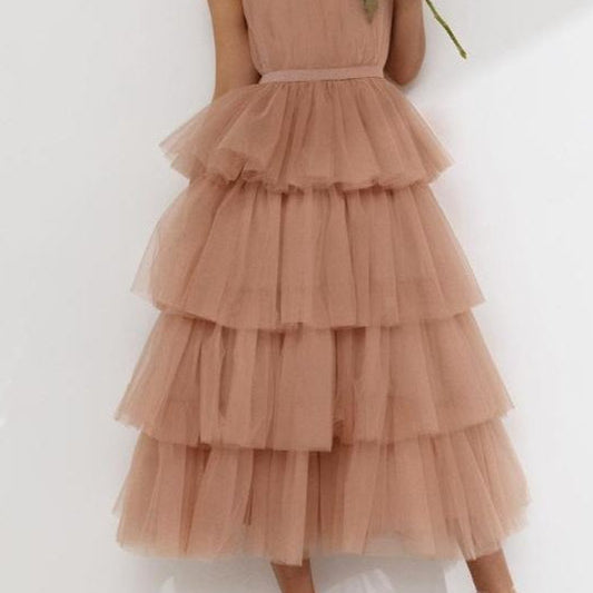 Blå lagdelt aftenkjole i tyl med flæser